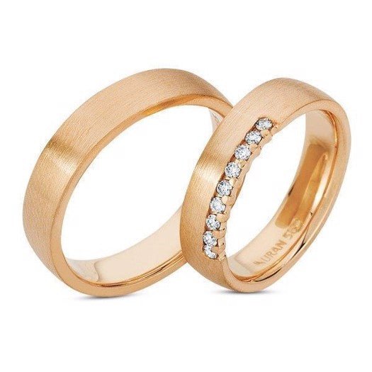 Unikke Nuran vielsesringe i 14 karat rosaguld med 9 diamanter på 0,09 ct – elegant sæt med glat herre- og diamantbesat damering.